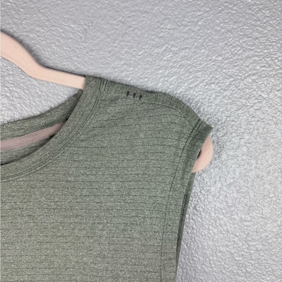 Lululemon License To Train Men’s Green Tank Top Lightweight Running Locker Loop - Picture 4 of 9